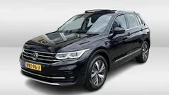 Zwart, metallic lak Gebruikt 2022 VW Tiguan Elegance SUV | € 34.950 (Eerlijke prijs)