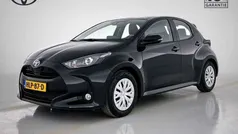 Zwart Gebruikt 2024 Toyota Yaris Hybrid Active Hatchback | € 23.945 (Eerlijke prijs)
