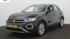 Zwart Gebruikt 2022 VW T-Roc Style SUV | € 28.900 (Eerlijke prijs)