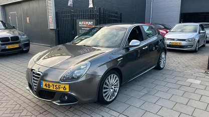 Grijs Occasion 2012 Alfa Romeo Giulietta Distinctive Hatchback | € 3.999 (Eerlijke prijs)