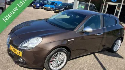 Bruin Gebruikt 2014 Alfa Romeo Giulietta Hatchback | € 8.500 (Eerlijke prijs)