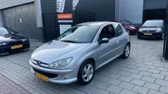 Grijs, metallic lak Gebruikt 2006 Peugeot 206 Quiksilver Hatchback | € 1.999 (Eerlijke prijs)