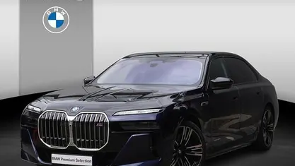 Blauw Gebruikt 2023 BMW M760e Exclusive Sedan | € 107.900 (Eerlijke prijs)