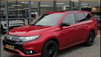 Rood (metallic) Gebruikt 2020 Mitsubishi Outlander P-HEV Edition SUV | € 22.945 (Eerlijke prijs)