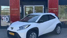 Wit Gebruikt 2024 Toyota Aygo Play Hatchback | € 17.900 (Eerlijke prijs)
