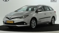 Zilver metallic Gebruikt 2017 Toyota Auris Touring Sports Stationwagen | € 14.945 (Eerlijke prijs)