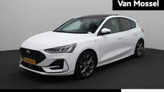 Wit Gebruikt 2023 Ford Focus ST-Line X Hatchback | € 29.845 (Eerlijke prijs)
