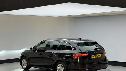 Zwart Occasion 2022 Skoda Octavia Business Line Stationwagen | € 16.425 (Goede deal)