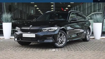 Zwart Occasion 2020 BMW 330e Executive Stationwagen | € 27.850 (Eerlijke prijs)