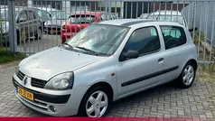 Grijs Gebruikt 2002 Renault Clio II Hatchback | € 990 (Eerlijke prijs)