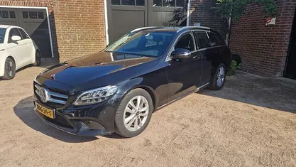 Zwart (metallic) Gebruikt 2018 Mercedes C200 Premium Stationwagen | € 18.950 (Goede deal)