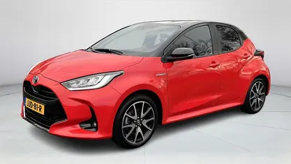 Rood Occasion 2020 Toyota Yaris Hybrid Executive Hatchback | € 20.875 (Eerlijke prijs)