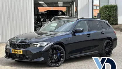 Zwart Gebruikt 2023 BMW 330e M Sport Stationwagen | € 39.750 (Eerlijke prijs)