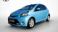 Blauw metallic Gebruikt 2013 Toyota Aygo Hatchback | € 6.950 (Eerlijke prijs)