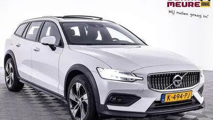 Wit Occasion 2021 Volvo V60 CC Pro Stationwagen | € 36.990 (Super prijs)