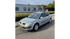 Gebruikt 2003 Renault Mégane II Dynamique Sedan | € 1.499 (Eerlijke prijs)