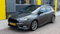 Grijs Gebruikt 2017 Ford Focus ST-Line Hatchback | € 13.900 (Eerlijke prijs)