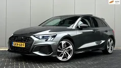 Grijs, metallic lak Gebruikt 2021 Audi A3 Sportback Edition .1 Hatchback | € 47.951 (Eerlijke prijs)