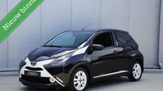 Zwart Gebruikt 2015 Toyota Aygo X-play Hatchback | € 10.950 (Eerlijke prijs)