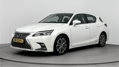 Sonic white (wit metallic) Gebruikt 2019 Lexus CT200h Hatchback | € 21.750 (Eerlijke prijs)