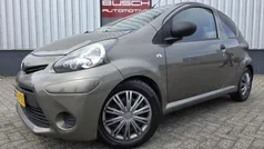 Bruin Gebruikt 2013 Toyota Aygo Comfort Hatchback | € 3.495 (Eerlijke prijs)