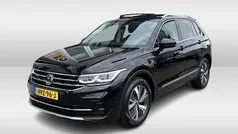 Zwart, metallic lak Gebruikt 2022 VW Tiguan Elegance SUV | € 34.950 (Eerlijke prijs)