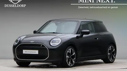 Zwart Occasion 2024 Mini Cooper SE Favoured Hatchback | € 33.250 (Eerlijke prijs)