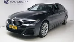 Zwart Gebruikt 2022 BMW 530e M Sport Sedan | € 39.950 (Goede deal)