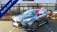 Grijs, metallic lak Gebruikt 2022 Toyota Yaris Hatchback | € 21.950 (Eerlijke prijs)