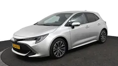 Grijs Gebruikt 2023 Toyota Corolla Hybrid Team Hatchback | € 27.950 (Eerlijke prijs)