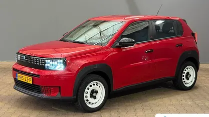 Rood Nieuw 2025 Fiat Grande Panda Red Hatchback | € 22.395 (Super prijs)