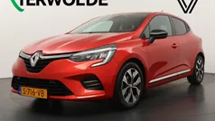 Rood Gebruikt 2023 Renault Clio V Evolution Hatchback | € 18.795 (Eerlijke prijs)