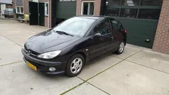 Zwart Gebruikt 2002 Peugeot 206 Premium Hatchback | € 1.350 (Eerlijke prijs)