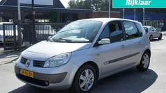 Grijs Gebruikt 2005 Renault Scénic II Luxe MPV | € 1.450 (Eerlijke prijs)