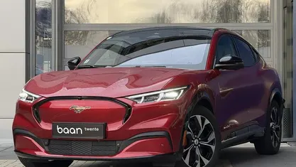 Rood (metallic) Gebruikt 2024 Ford Mustang Mach-E Premium SUV | € 41.450 (Eerlijke prijs)