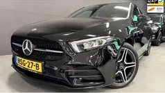 Zwart, metallic lak Gebruikt 2020 Mercedes A250 Premium Sedan | € 26.950 (Eerlijke prijs)
