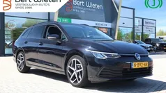 Zwart Gebruikt 2021 VW Golf VIII Style Hatchback | € 23.245 (Eerlijke prijs)