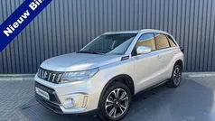 Grijs Gebruikt 2022 Suzuki Vitara Style SUV | € 24.950 (Eerlijke prijs)