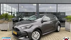 Grijs Gebruikt 2021 Toyota Yaris Hybrid Business Edition Hatchback | € 18.500 (Goede deal)