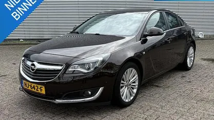 Bruin Gebruikt 2015 Opel Insignia Edition Sedan | € 6.850 (Eerlijke prijs)