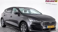 Grijs, metallic lak Gebruikt 2023 Ford Focus Titanium Hatchback | € 21.890 (Eerlijke prijs)