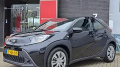Zwart, metallic lak Gebruikt 2024 Toyota Aygo Play Hatchback | € 18.400 (Eerlijke prijs)