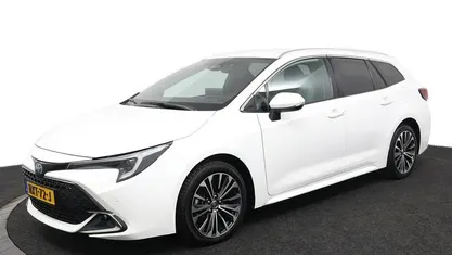 Wit Gebruikt 2023 Toyota Corolla Edition Stationwagen | € 26.945 (Eerlijke prijs)