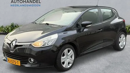 Zwart (metallic) Gebruikt 2013 Renault Clio IV Authentique Hatchback | € 5.450 (Eerlijke prijs)