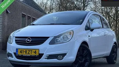 Wit Gebruikt 2010 Opel Corsa Color Edition Hatchback | € 2.599 (Eerlijke prijs)