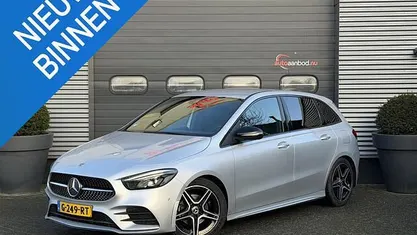 Grijs Gebruikt 2019 Mercedes 180 AMG Sedan | € 17.900 (Goede deal)