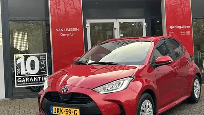 Rood Gebruikt 2023 Toyota Yaris Hybrid Active Hatchback | € 21.400 (Goede deal)