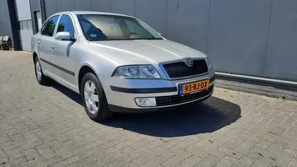 Grijs Gebruikt 2005 Skoda Octavia Elegance Hatchback | € 3.999 (Eerlijke prijs)