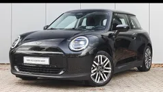 Zwart Gebruikt 2024 Mini Cooper Classic Hatchback | € 24.750 (Eerlijke prijs)