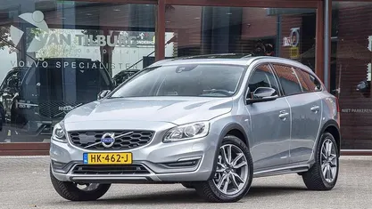 Gebruikt 2015 Volvo V60 CC Summum Stationwagen | € 18.950 (Eerlijke prijs)